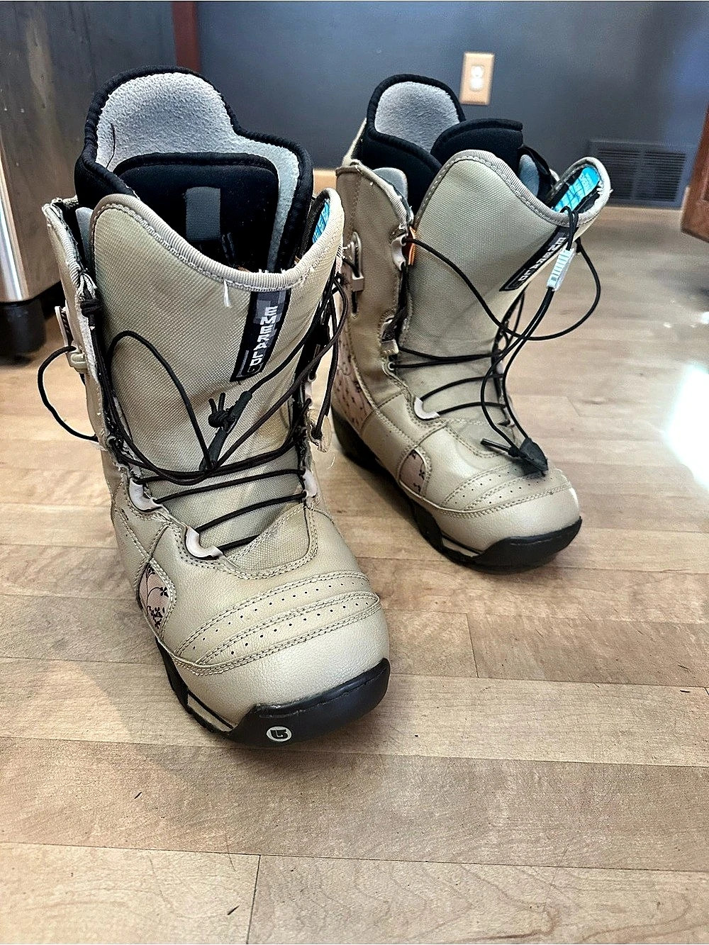 Burton Emerald Women's Snowboard Boots US 8.5 Beige